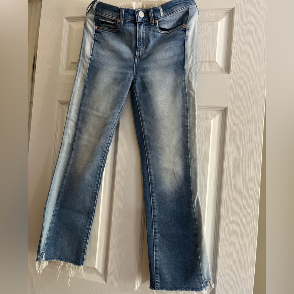 Loft frayed hem ankle jean with contrast stripe of denim on sides. Size 26/0.